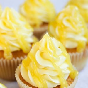 Limon con topping de vainilla y dulces